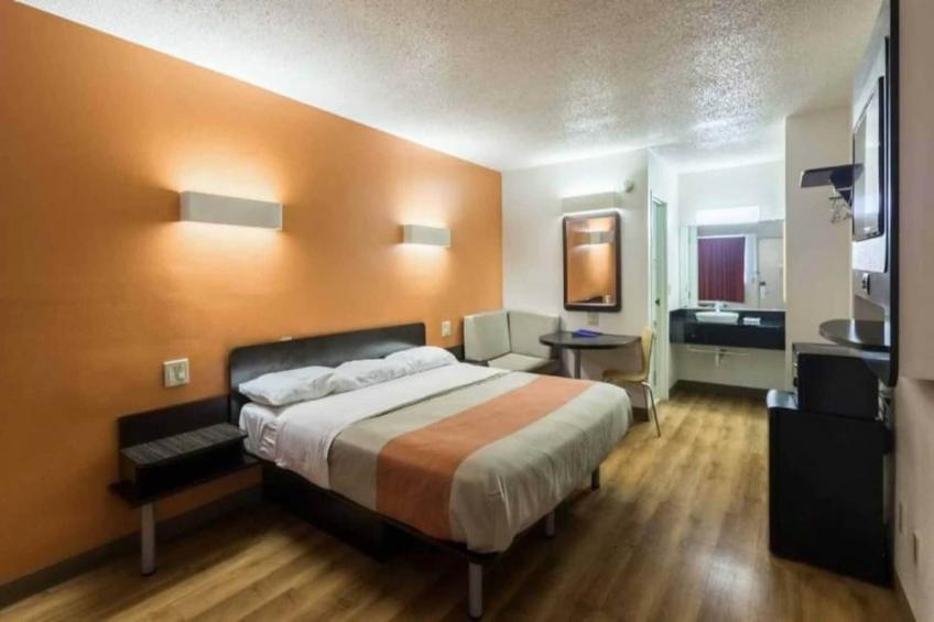 1 King Bed  Non-Smoking Micfridge