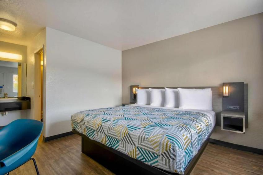 1 King Bed  Non-Smoking - foto 3