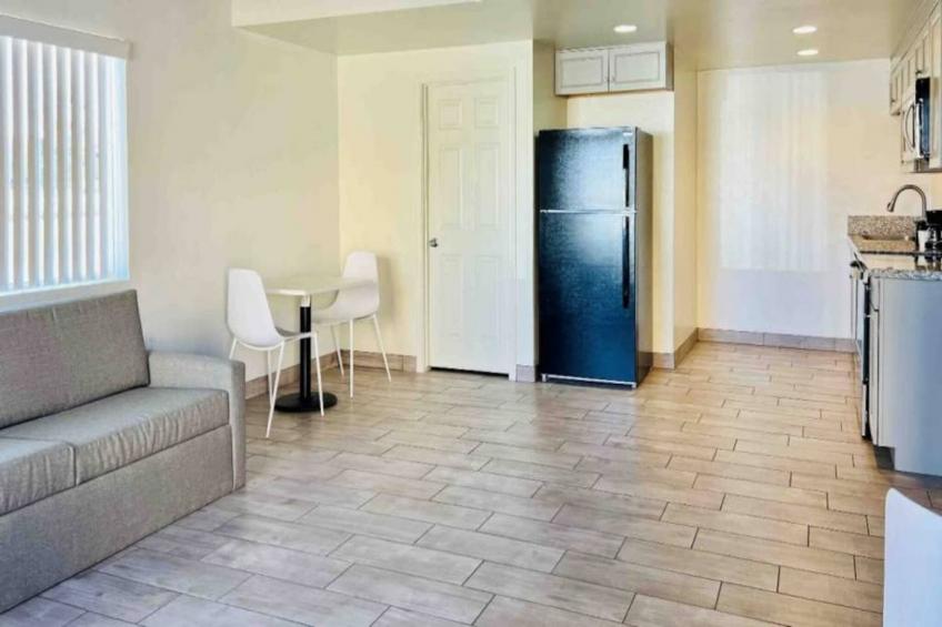1 King Bed  Non-Smoking Kitchen - foto 15