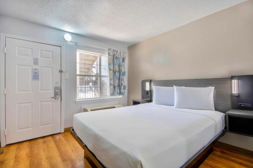 1 Queen Bed  ADA/Tub Non-Smoking - foto 12
