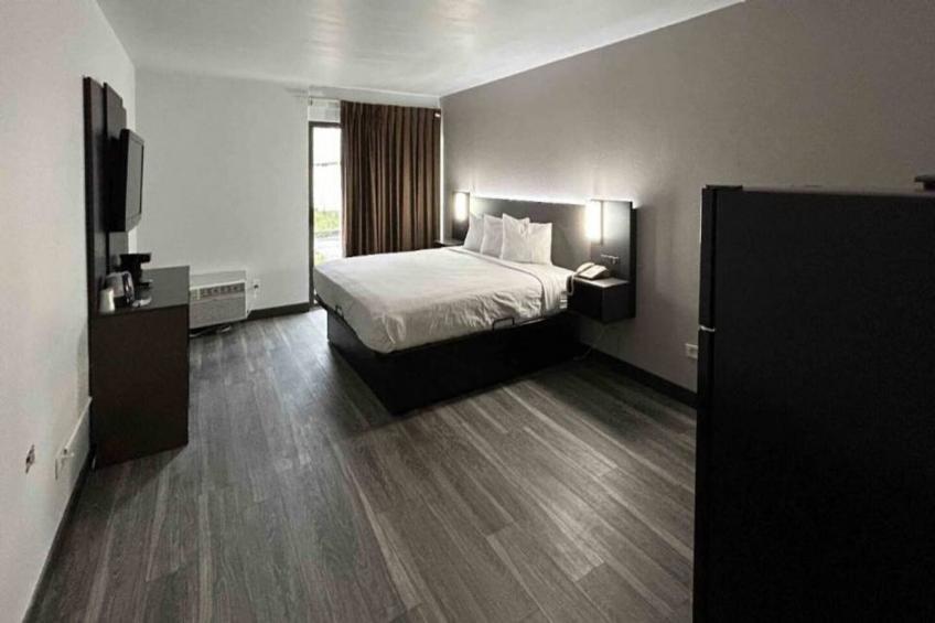 1 Queen Bed  ADA/RI Shower/Nsmk/Kitchen - foto 3