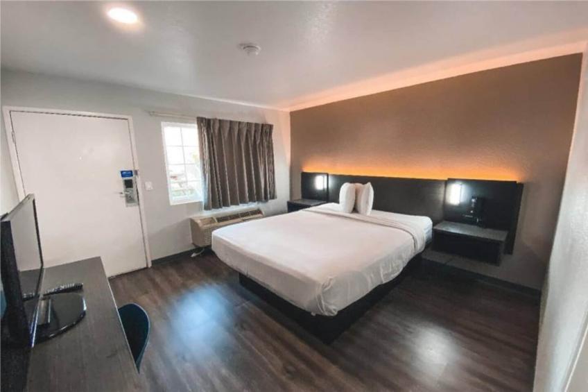 1 King Bed  Non-Smoking Kitchen - foto 15