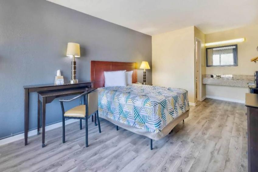 1 Queen Bed  Non-Smoking Micfridge