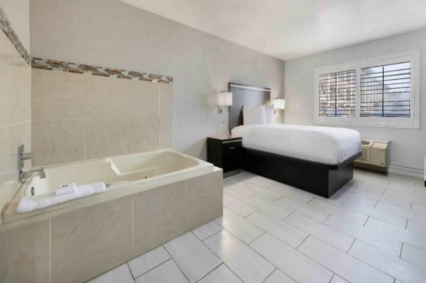 1 Queen Bed  Non-Smoking Hot Tub Micfridge - foto 15