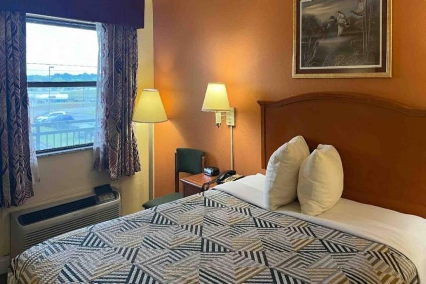 1 King Bed  Non-Smoking Micfridge - foto 6