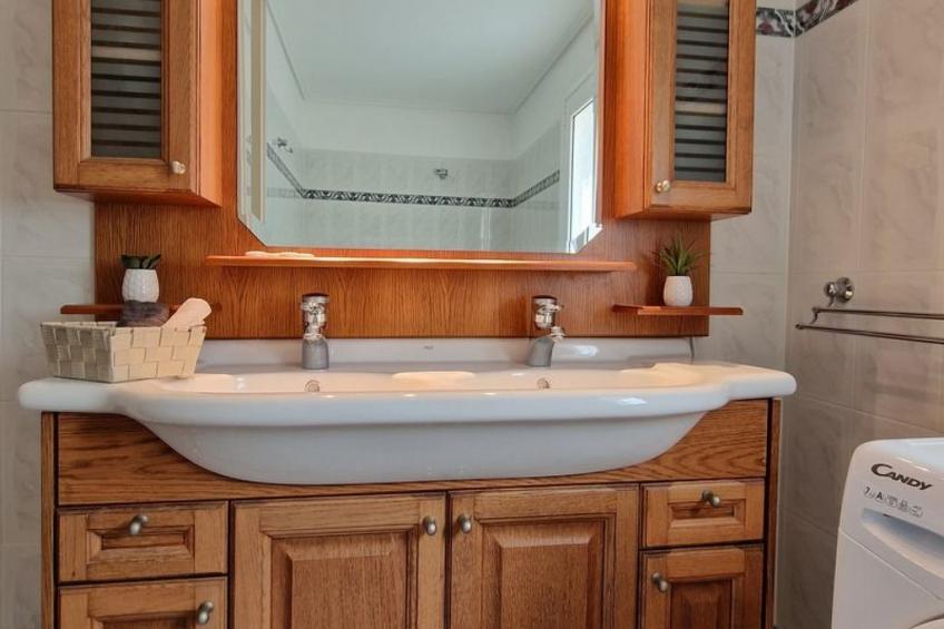 Vollständig umschlossene und großzügig angelegte dreistöckige Ferienvilla mit f - foto 38