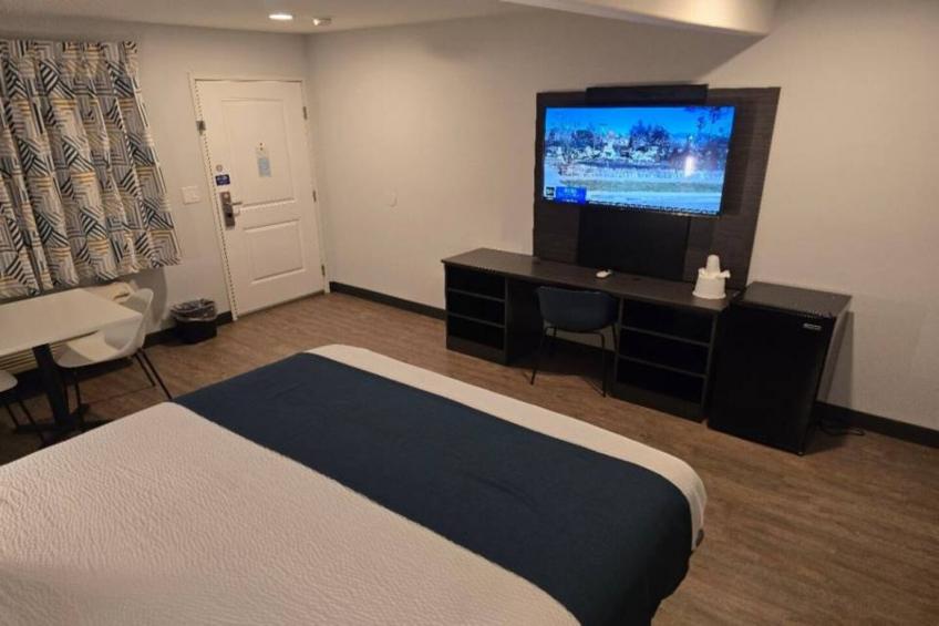 1 King Bed  Non-Smoking Mini Fridge - foto 6
