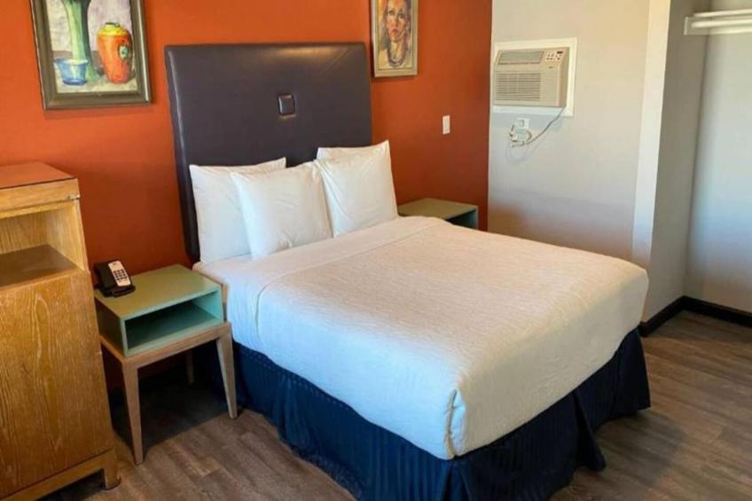 1 Queen Bed  Mob Acc RI Shwr Nsmk Micfridg - foto 11