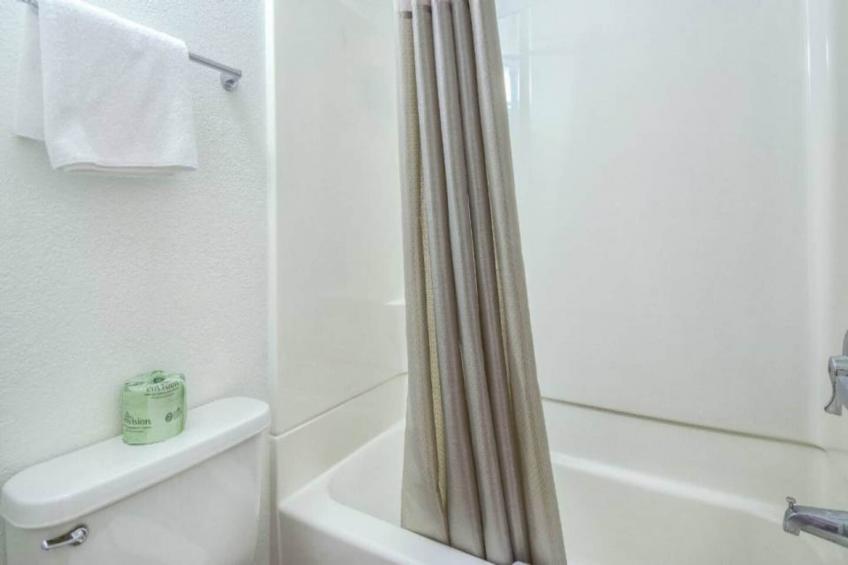 1 QUEEN BED  ADA/TUB - foto 7