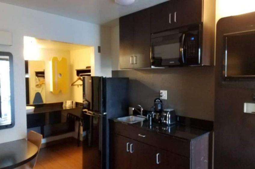 1 King Bed  Non-Smoking Kitchen - foto 44