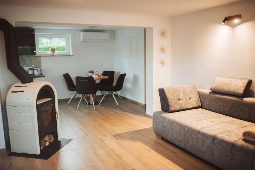 Cozy Holiday Home with Fireplace and Scenic Hills in Bistrica ob Sotli - Two Bedroom Holiday Home - foto 3