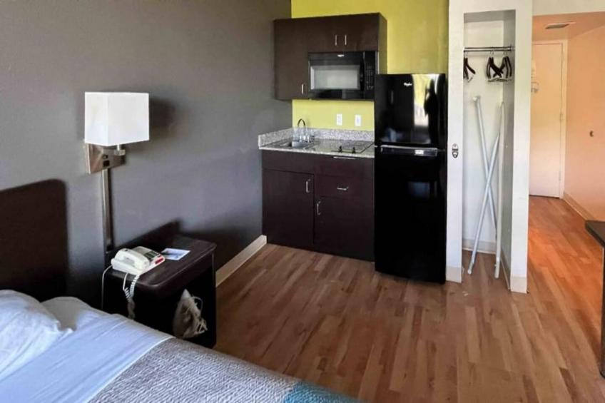1 Queen Bed  Non-Smoking Kitchen - foto 7