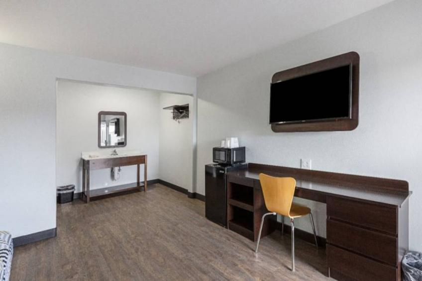 2 Queen Beds  Non-Smoking Micfridge - foto 13