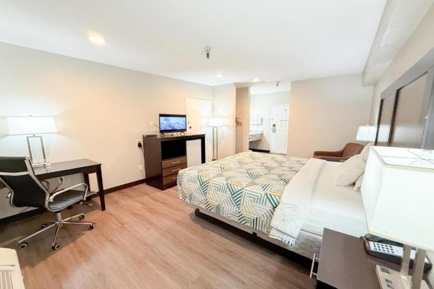 1 King Bed  Non-Smoking Micfridge - foto 6
