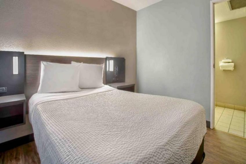 1 Full Bed  ADA/Tub - foto 12
