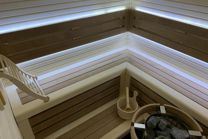 Die Ski-Suite hat ein Schlafzimmer und ein kleines Wohnzimmer ohne Küche. - foto 56