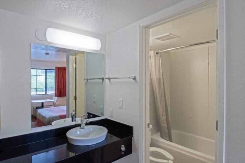 1 Queen Bed  ADA/RI Shower - foto 13