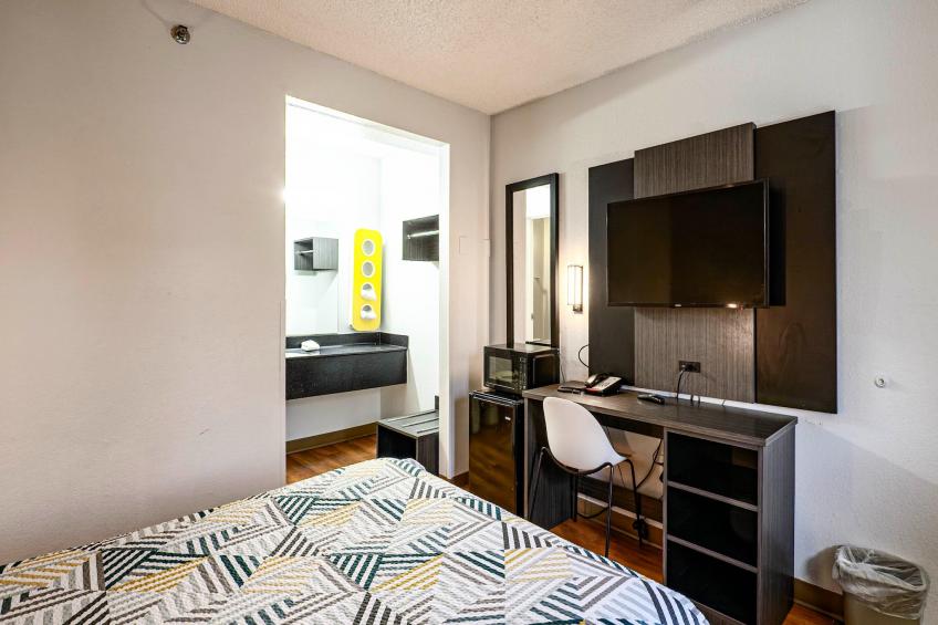 1 Queen Bed  ADA/Tub/Micfridge - foto 11