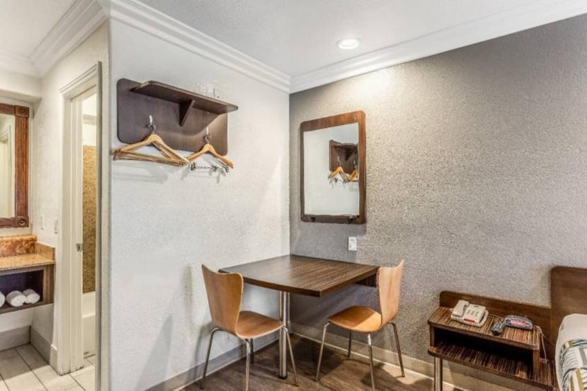 2 Queen Beds  Non-Smoking Kitchen - foto 27