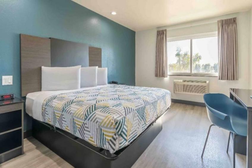1 King Bed  Non-Smoking Micfridge - foto 15