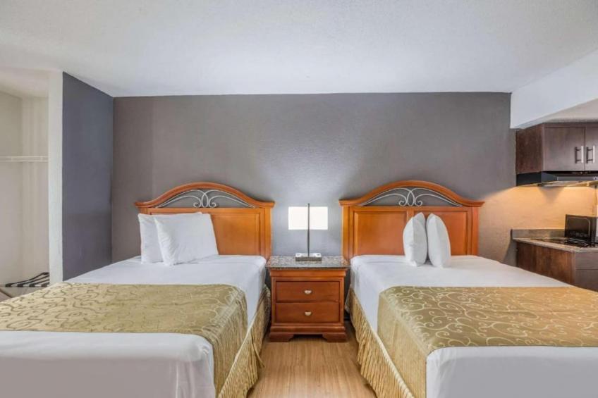 2 Full Bed  with kitchenette Non-Smoking
