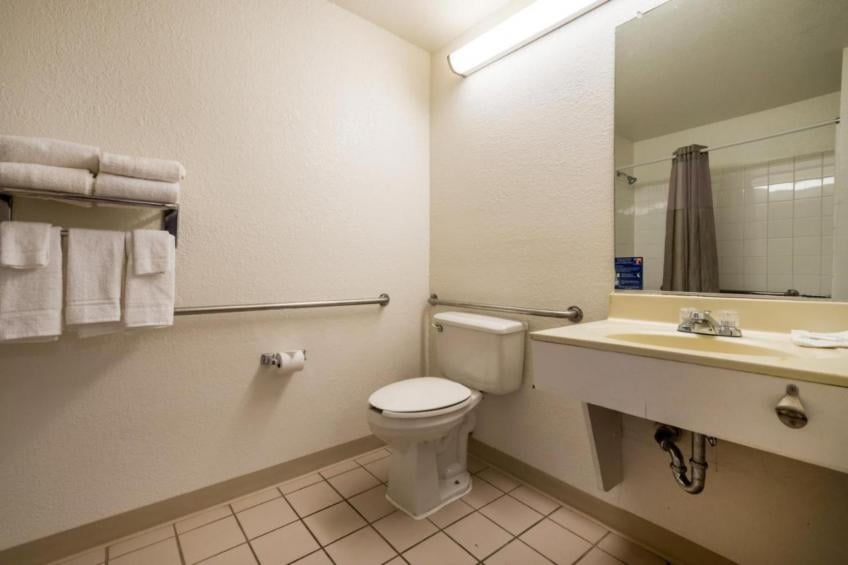 2 QUEEN BEDS  MOBILITY ACCESSIBLE TUB NON-SMOKING - foto 10