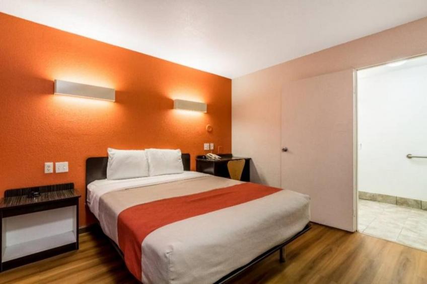 1 King Bed  Mobility Accessible RI Shower Nsmk - foto 5