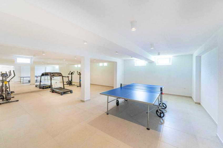 Expansive Retreat with Private Pool & BBQ, Near the Beach - Six Bedroom Villa - foto 41