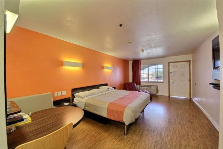 1 King Bed  Smoking