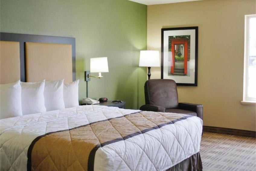 1 Queen Bed  ADA/RI Shower/Smoking/Kitchen - foto 17