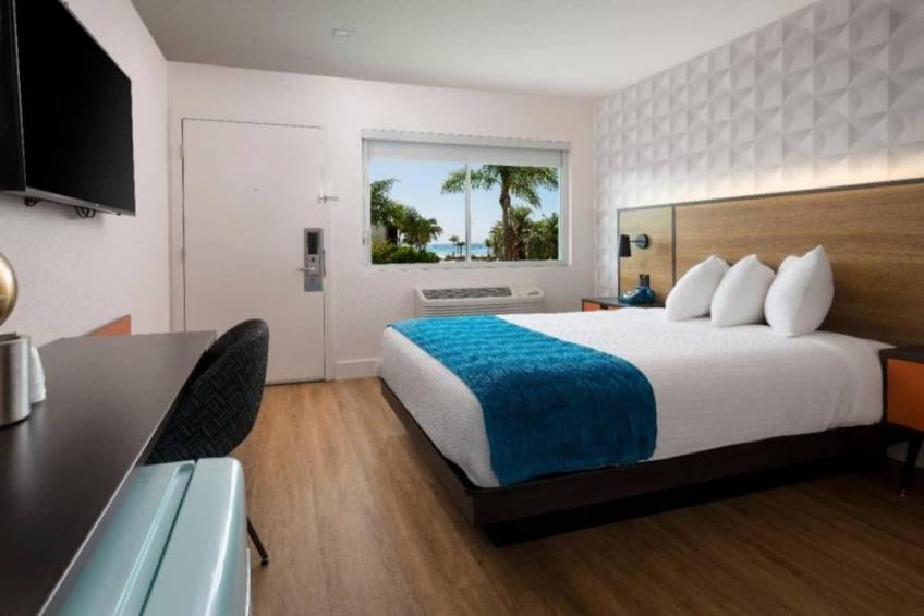 1 Queen Bed  New 60s Retro-Style Decor - foto 7