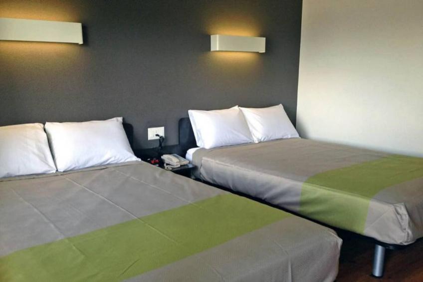 1 King Bed  Non-Smoking Kitchen - foto 9