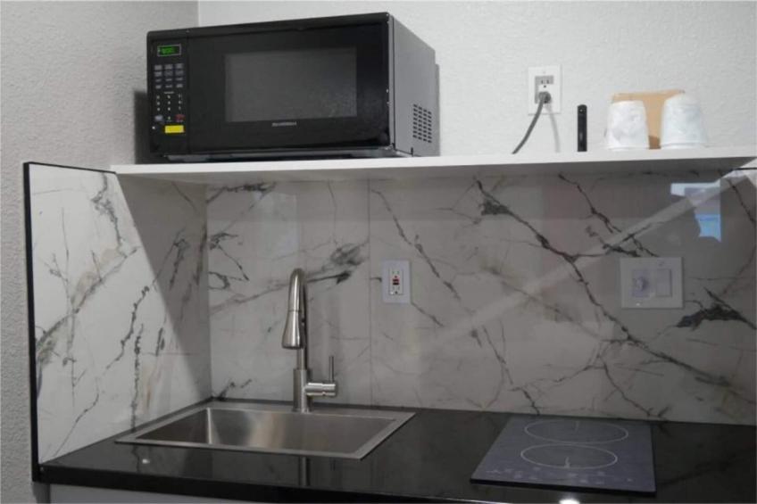 2 Queen Beds  Non-Smoking Kitchen - foto 19