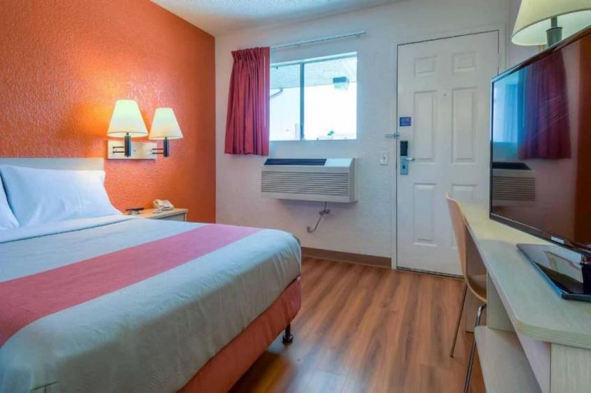 1 Full Bed  ADA/Tub - foto 12
