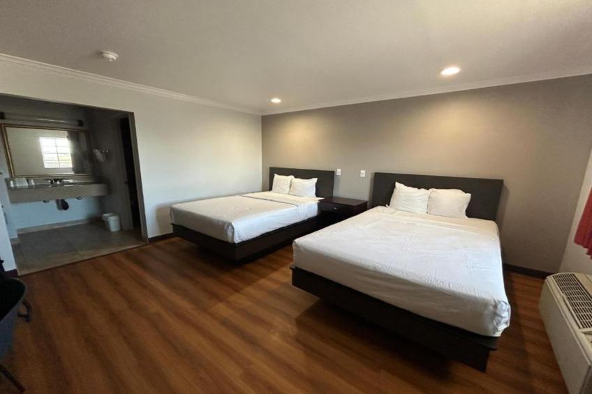 2 Full Beds  Non-Smoking Micfridge - foto 7