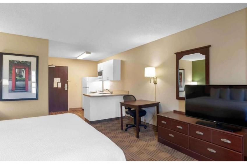 1 Queen Bed  Non-Smoking Kitchen - foto 11