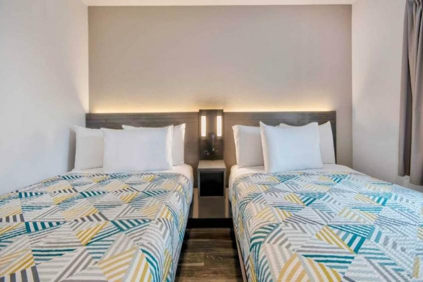 2 Queen Beds  ADA/Tub/Premium/Micfridge - foto 16