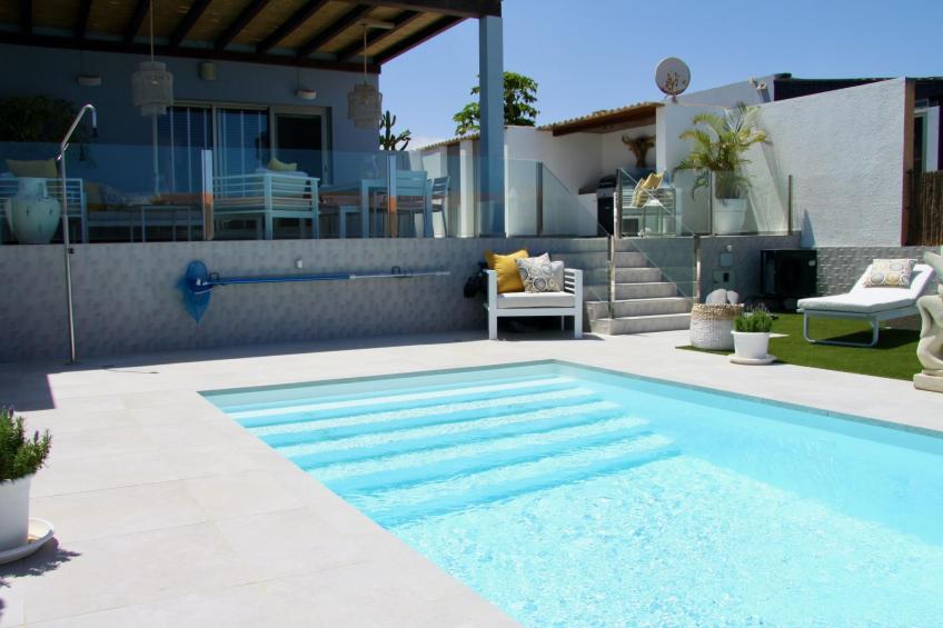 mit Pool für 2 Personen und 4 Kinder