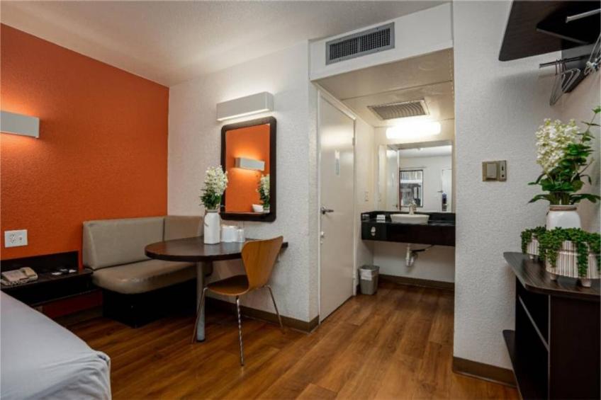 1 Full Bed  ADA/RI Shower - foto 37