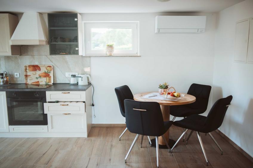 Cozy Holiday Home with Fireplace and Scenic Hills in Bistrica ob Sotli - Two Bedroom Holiday Home - foto 13