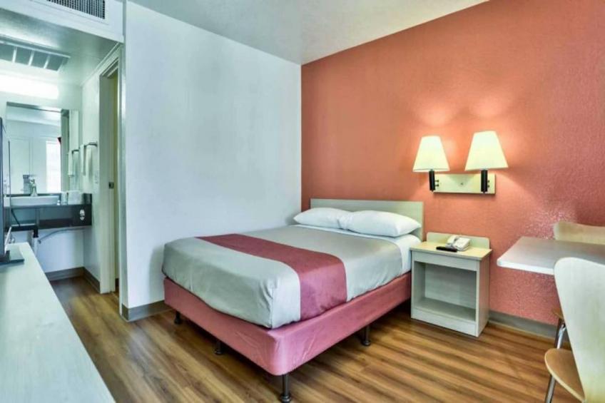 1 Queen Bed  Micfridge - foto 6
