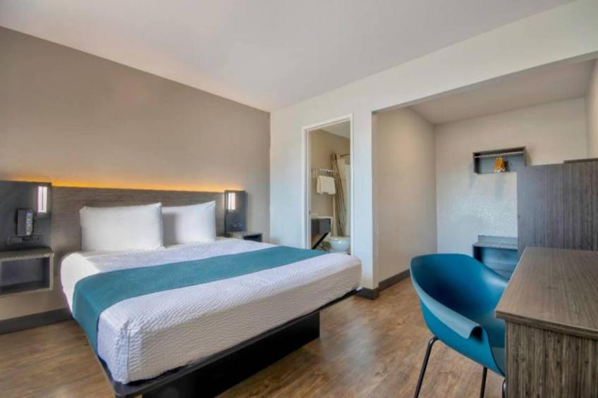 1 Queen Bed  Micfridge - foto 9