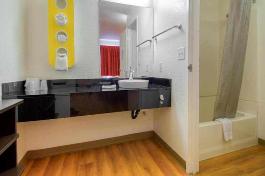 1 Queen Bed  Mini Fridge - foto 17