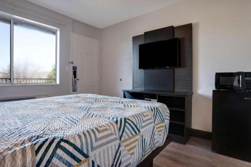 1 Queen Bed  Micfridge - foto 9