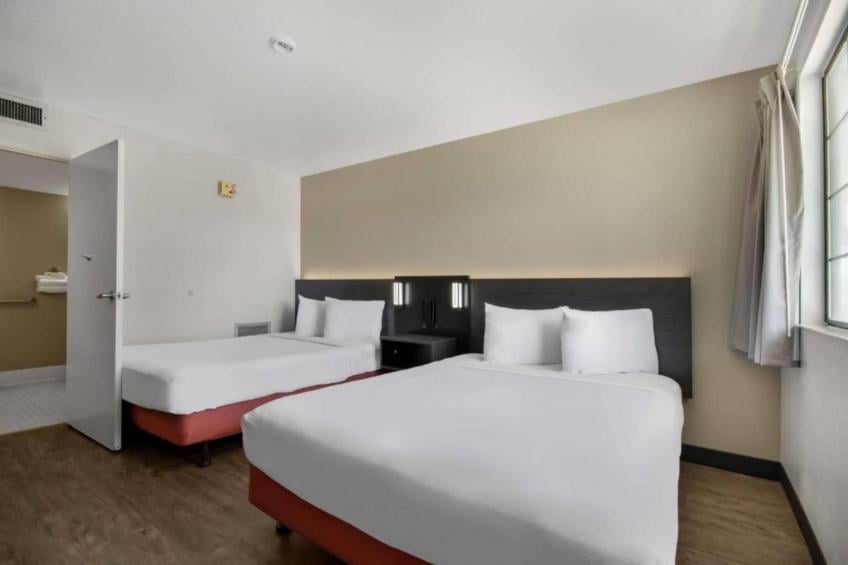 2 Queen Beds  ADA/Tub