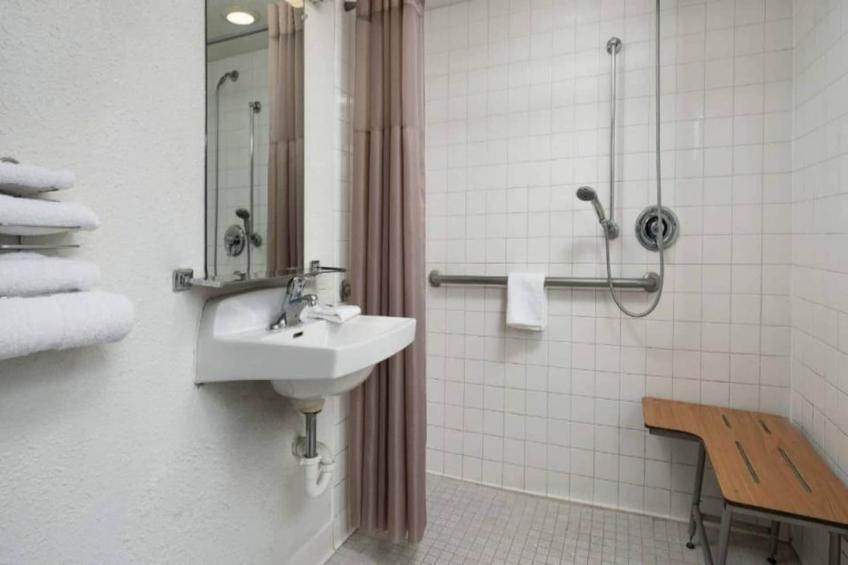 1 Full Bed  ADA/RI Shower/Micfridge - foto 8