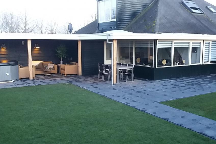 mit Garten, Grill und Terrasse