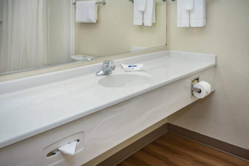 1 King Bed  Mobility Accessible RI Shower Nsmk - foto 24