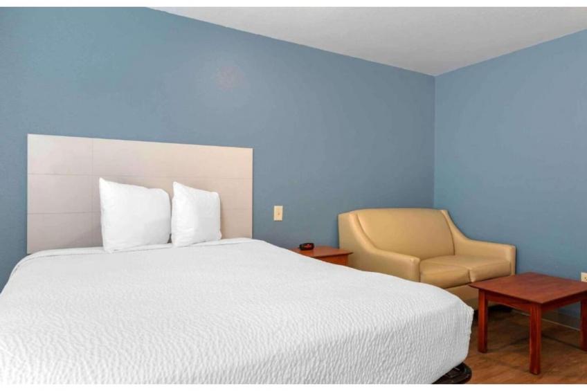 1 Queen Bed | ADA\/RI Shower\/Nsmk\/Kitchen - foto 12