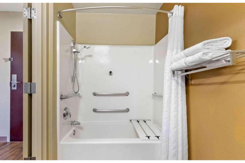 1 Queen Bed | ADA\/RI Shower\/Smoking\/Kitchen - foto 29